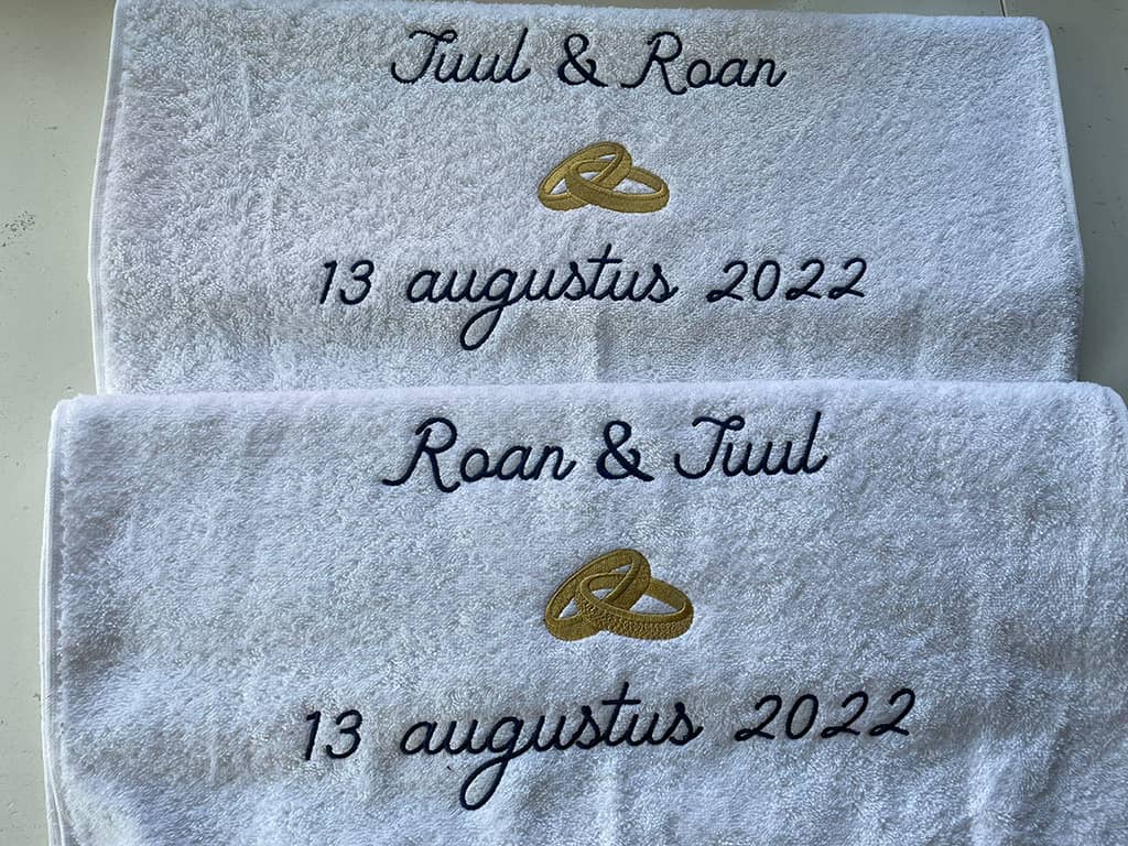 Handdoek met tekst voor huwelijk of huwelijksjubileum erop geborduurd