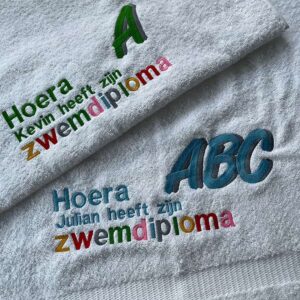 Handdoek met tekst over behalen van zwemdiploma erop geborduurd