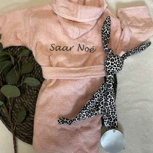 Licht roze babybadjasje met naam geborduurd