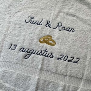 Handdoek met tekst voor huwelijk of huwelijksjubileum geborduurd