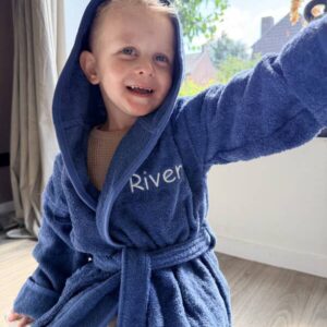 Blauw badjasje met naam geborduurd 2