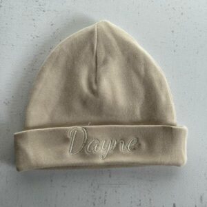 Crème babymutsje met naam geborduurd 1
