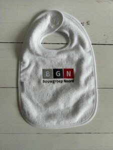Kraamcadeau met logo geborduurd