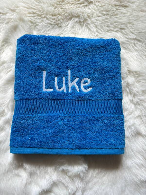 Handdoek met naam of tekst geborduurd - badhanddoek in het kobalt blauw 2