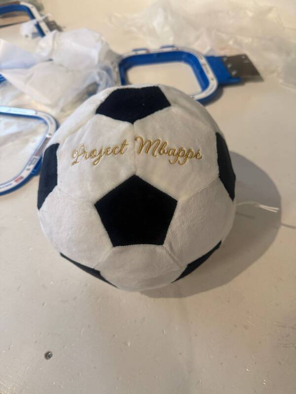 Mumbles pluche voetbal met naam geborduurd met uitwasbare hoes 1