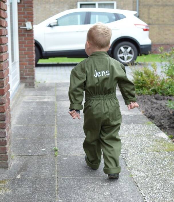 Størvik kinderoverall met naam geborduurd - olijfgroen 1
