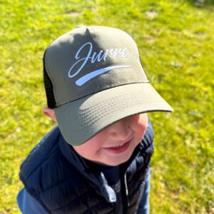 Kinderpet met naam geborduurd - olijfgroen 3