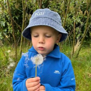 Vintage denim blue zonnehoedje met naam geborduurd 1