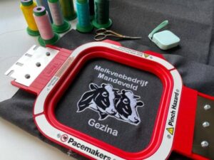 Relatiegeschenken met logo. Bedrijfskleding door Borduurstudio Van Miran