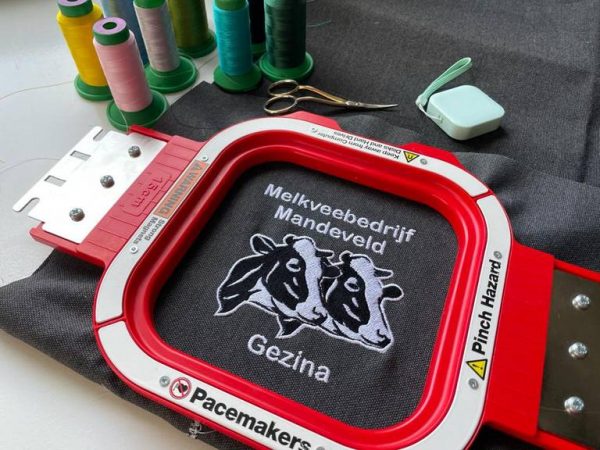 Relatiegeschenken met logo. Bedrijfskleding door Borduurstudio Van Miran