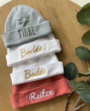 Babymutsje met naam geborduurd door Borduurstudio Van Miran Babymutsje met naam geborduurd door Borduurstudio Van Miran