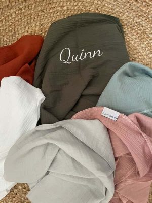 Borduurstudio Van Miran Cottonbaby hydrofieldoek met naam erop geborduurd Borduurstudio Van Miran Cottonbaby hydrofieldoek met naam erop geborduurd