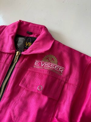Størvik kinderoverall met naam geborduurd – roze 2 Størvik kinderoverall met naam geborduurd - roze 2